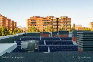 Cubierta de Residencia Acacias con paneles solares