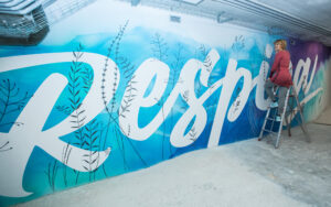 Noe pintando el mural Respira en Residencial Novelty Plaza, de Aransa