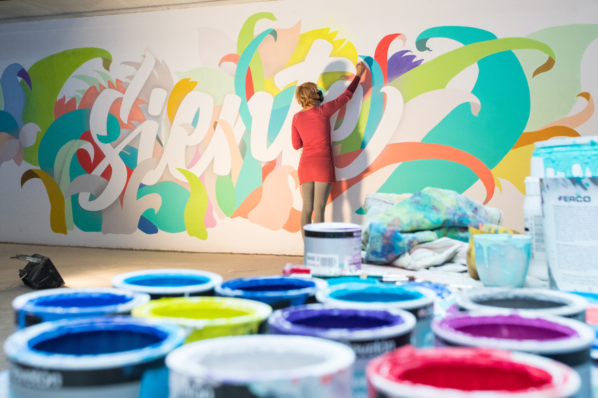 Aransa apuesta por el arte urbano y llena de color un aparcamiento subterráneo en el centro de Logroño con la muralista Noe Escalera