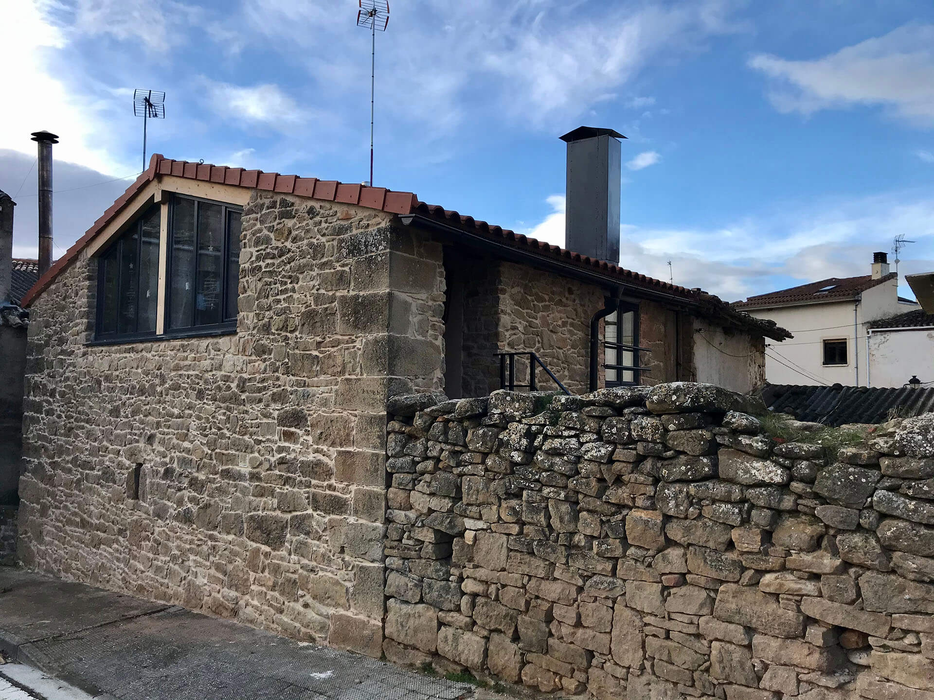 Quark Construcción y Reformas convierte un corral en un apartamento de recreo